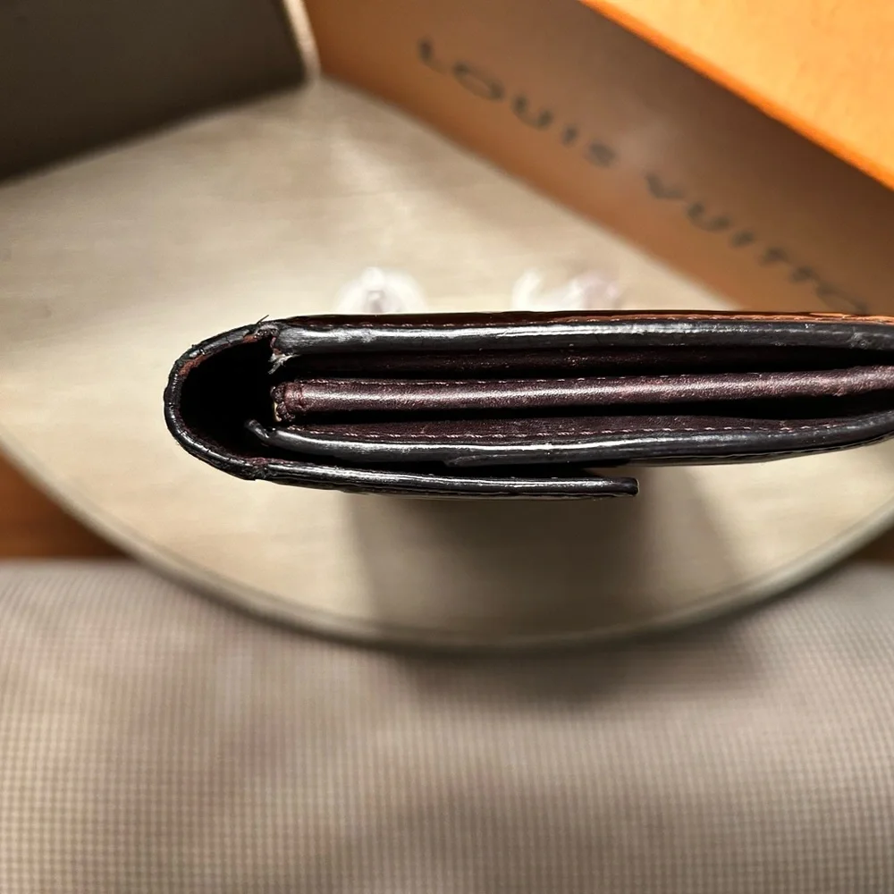LOUIS VUITTON ‘Amarante Monogram Vernis Sarah’ Wallet. Beautiful patent leather! - Picture 4 of 9